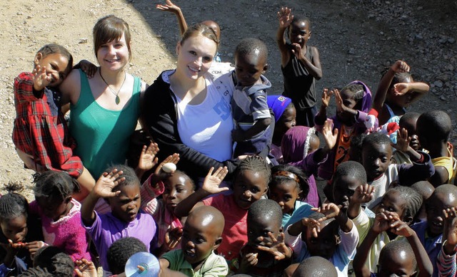 Carolin Laubis (hinten links) und Soph... Kindern der Grundschule in Windhoek.   | Foto: Privat