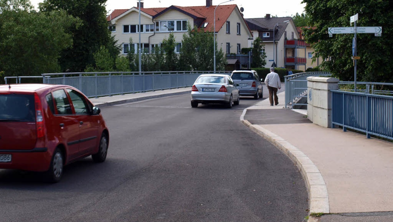 Wiesebrücke in Hauingen: Nach der Sani...as Regenwasser nicht abgeflossen ist.   | Foto: Paul Schleer