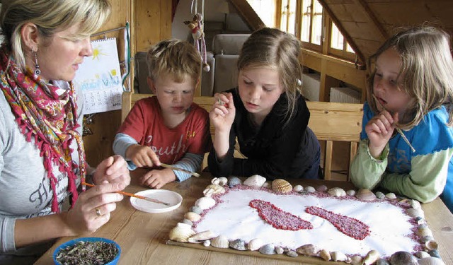 Alle helfen Kommunionkind Lina Mller ...anne, Bruder Toni und  Freundin Anna.   | Foto: Monika Rombach