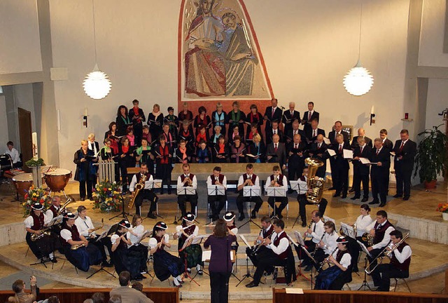 Kirchenchor und Trachtenkapelle Stegen...r Pfarrkirche &#8222;Herz-Jesu&#8220;   | Foto: Privat