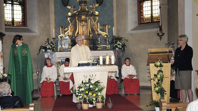 Anlsslich seines 55. Priesterjubilum...phan ein grnes Messgewand berreicht.  | Foto: meike zorn