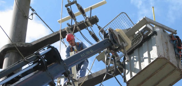 Ein Mitarbeiter der Energiedienst Netz...ovgeln wie beispielsweise Strchen.   | Foto: Energiedienst