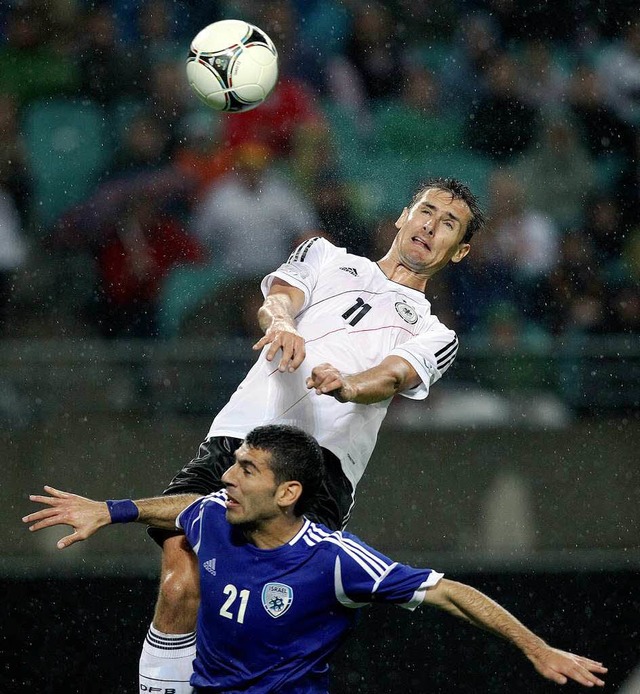 Miroslav Klose (Nummer 11) &#8211; hie...ein ausgezeichneter Kopfballspieler.    | Foto: dapd