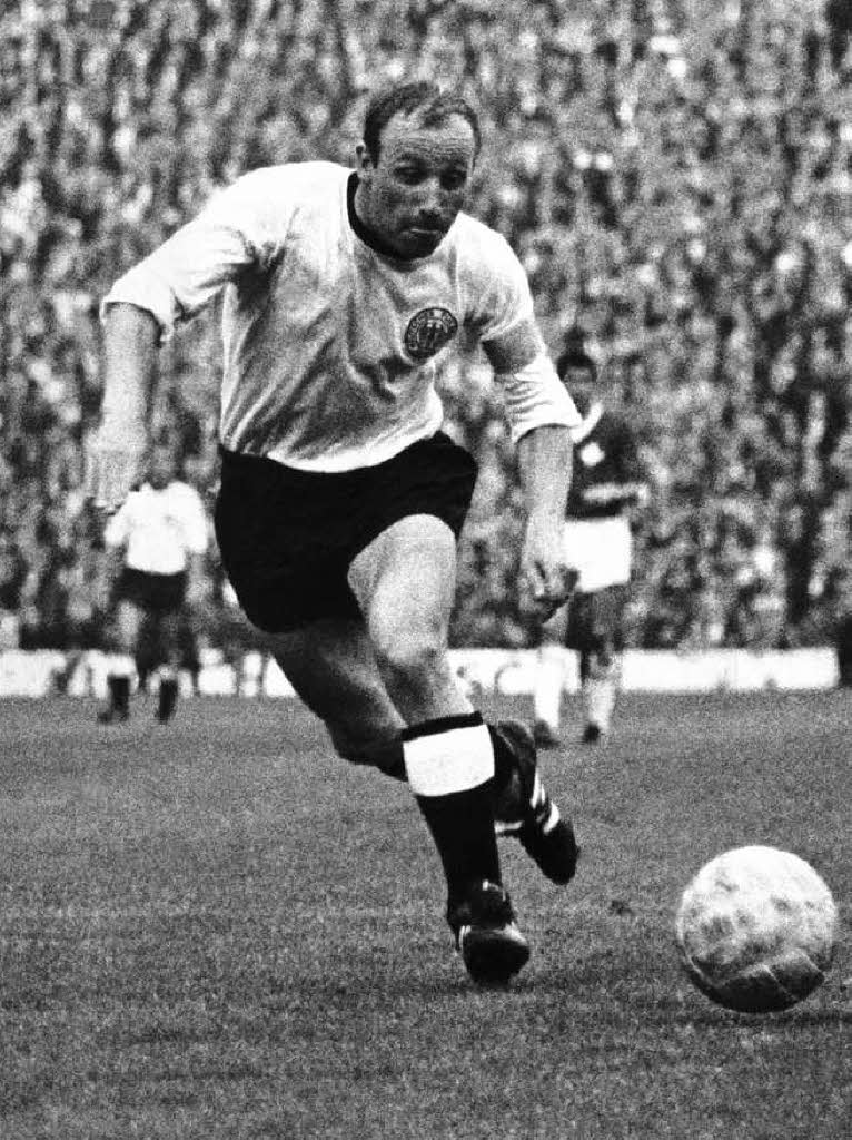 WM 1966 in England: Ein Jahr zuvor reit Uwe Seelers Achillessehne. Fuballdeutschland bibbert um ihren wichtigsten Strmer. Seeler kommt zurck, schiet die deutsche Mannschaft in der Qualifikation zur Endrunde in England.