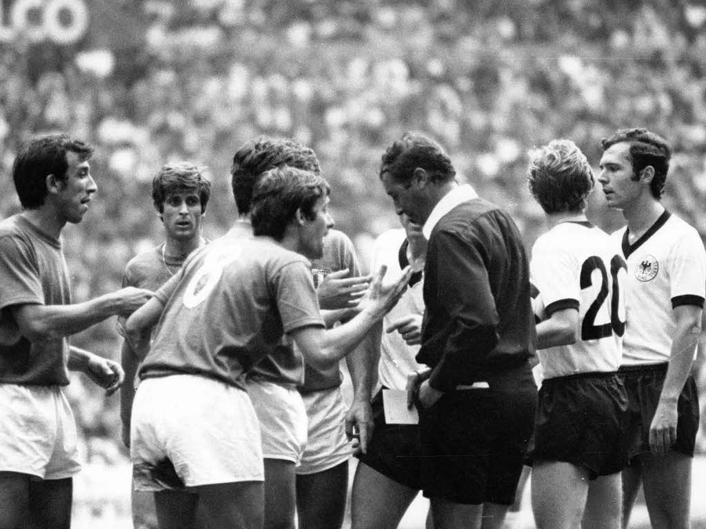 WM 1970: Franz Beckenbauer (rechts) kugelt sich im Halbfinale gegen Italien in der 67. Minute die rechte Schulter aus. Er spielt bis zum Ende der Verlngerung durch. 