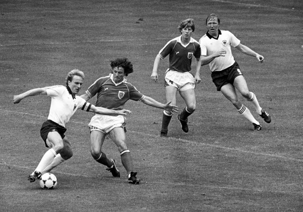 WM 1982: Karl-Heinz Rummenigge (rechts) fhrt als Europas Fuballer des Jahres zur WM. In der Vorrunde verletzt er sich im Spiel gegen Algerien und ist das Turnier ber gehandicapt.