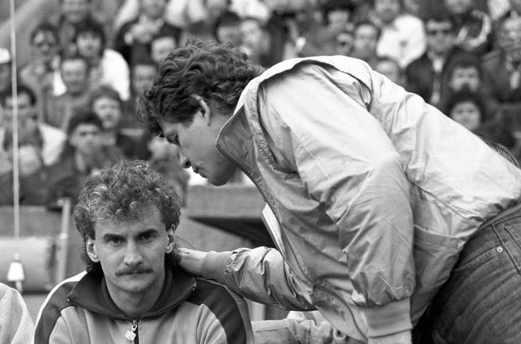 WM 1986: Beim Spiel Bayern gegen Werder im November 1985 foult Mnchens Klaus Augenthaler den Bremer Rudi Vller (links). Der fllt ein halbes Jahr aus – und verpasst beinahe die WM.