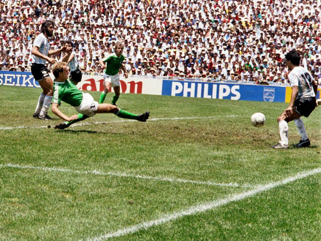 WM 1986: Karl-Heinz Rummenigge (Mitte) ist das ganze Turnier ber angeschlagen. Im Finale gegen Argentinien schiet er ein Tor. Trotzdem verlieren die Deutschen 2:3.