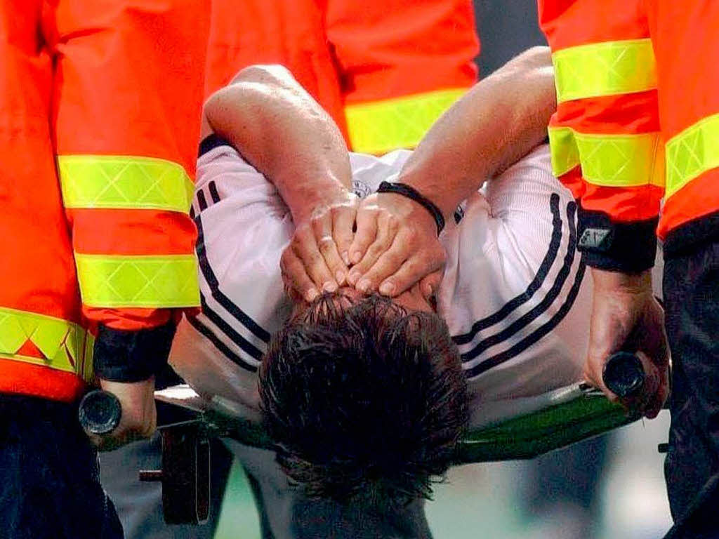 WM 2002: Sebastian Deisler, in der Rumpelfu-ra einer der wenigen Hoffnungstrger des DFB,  verletzt sich im letzten Testspiel vor der WM in Japan und Sdkorea und muss zu Hause bleiben.