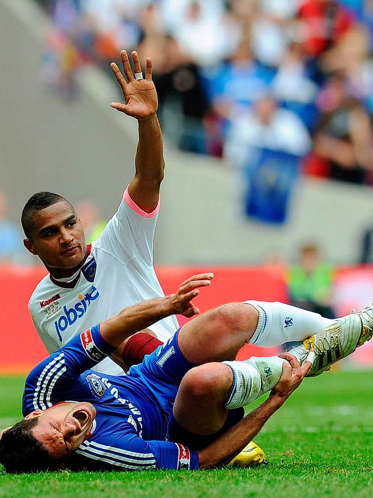 WM 2010: Im englischen FA-Pokalfinale maltrtiert Kevin-Prince Boateng (hinten) Michael Ballacks Sprunggelenk. Der Capitano fehlt bei der vier Wochen spter beginnenden WM in Sdafrika. Mit seiner Karriere im Nationalteam geht es danach bergab.