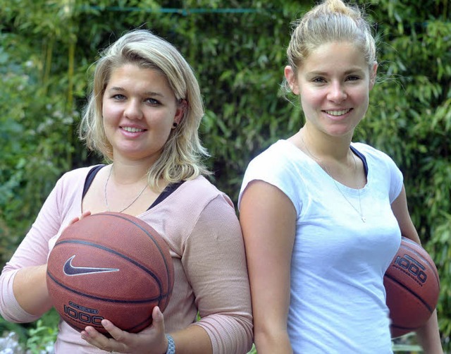 Shirin Staenke und Selina Dertinger (r...a, wie man mit dem Basketball umgeht.   | Foto: Michael Bamberger