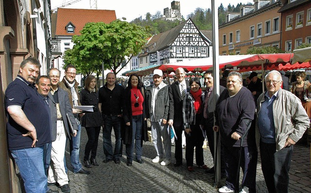 Vor-Ort-Besprechung fr die Tour de L...m SWR auf dem Waldkircher Marktplatz.   | Foto: Hubert Bleyer