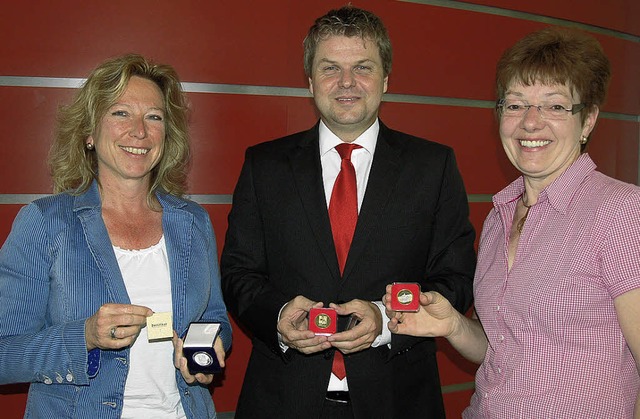 Brgermeisterin Isolde Schfer (links)...lten den Prototyp der Gedenkmnze vor.  | Foto: Jutta Binner-Schwarz