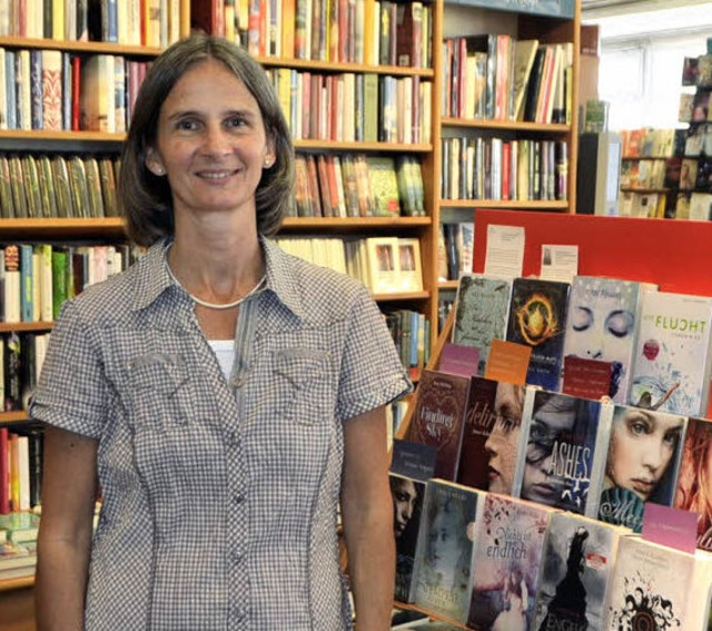 Monica Dormanns in ihrer Welt, der Buchhandlung.   | Foto: Clara Maria Timm