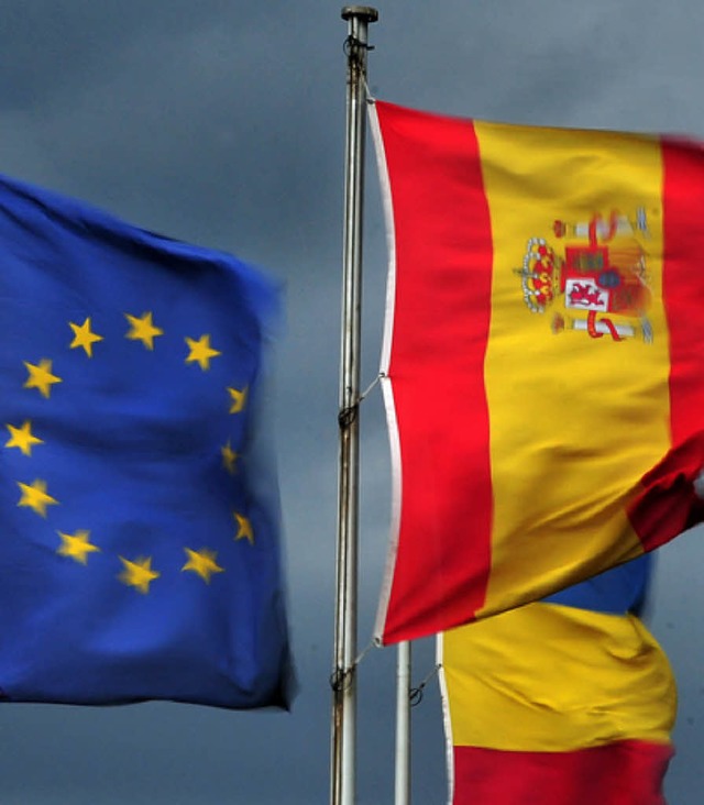 In Spanien diskutierten Schler aus De... die spanische Flagge und die der EU.   | Foto: Silz (dapd)