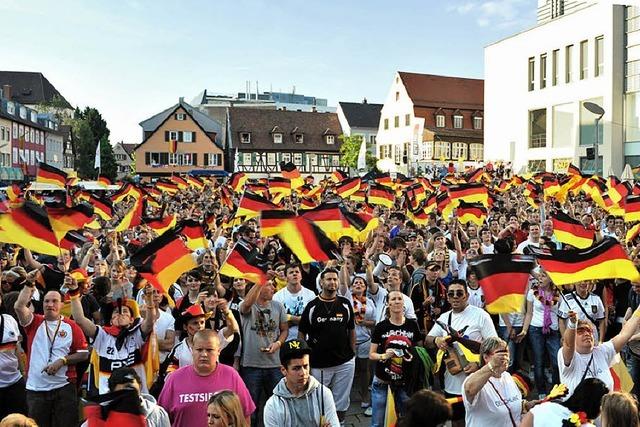 Fahnenmeer auf dem Marktplatz