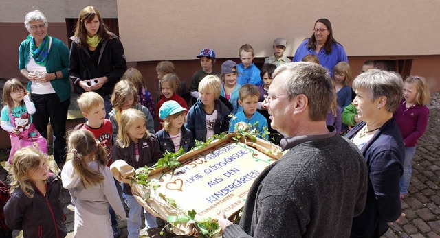 Die Kindergartenkinder berbrachten Pf...t,  ihre Glckwnsche zum Geburtstag.   | Foto: ulrike hiller