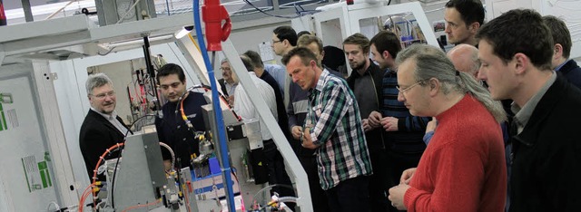 Lehrerinnen und Lehrer der Metallabtei...ihre Schler die Praxis kennen lernen.  | Foto: Schule