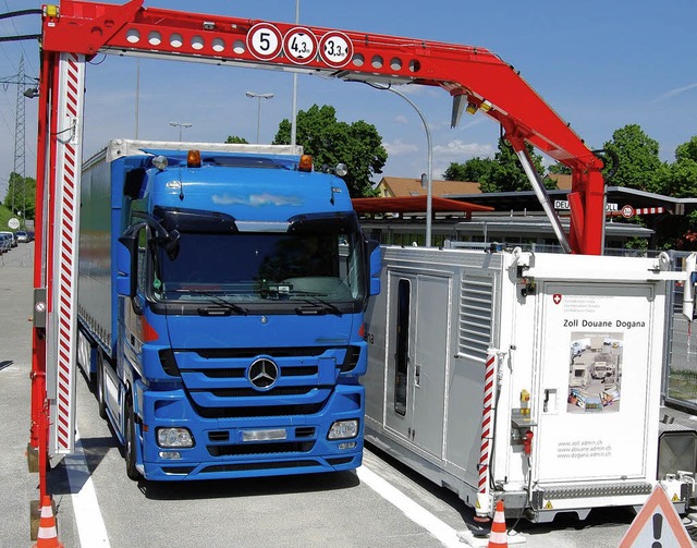 Ein Lastwagen whrend der Kontrolle   | Foto: Zollkreisdirektion Basel