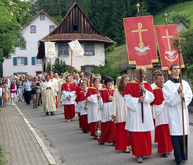 Die Fronleichnamsprozession fhrte von der Himmelspforte zur Kirche St. Georg.   | Foto: Heinz Vollmar