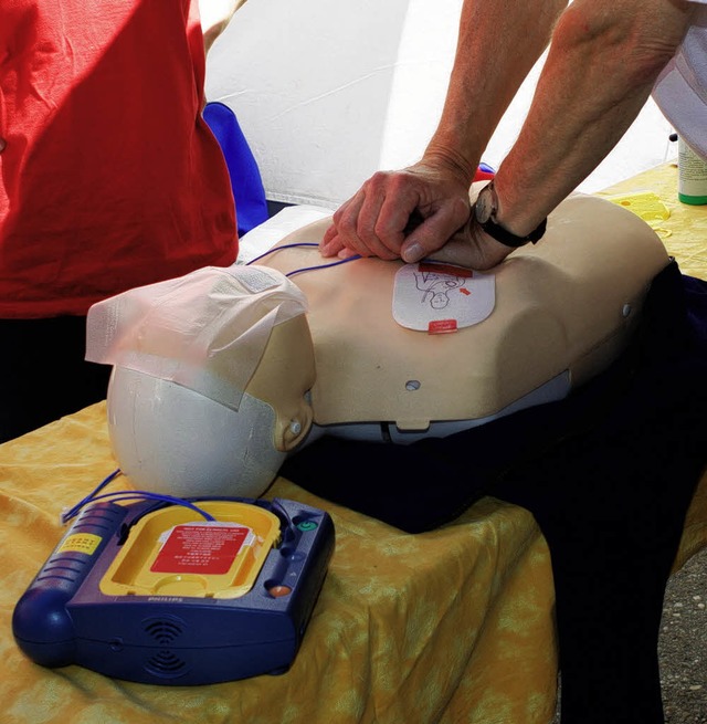 Rettet Leben: ein  Defibrillator (Beispielgert)  | Foto: Dieter Maurer