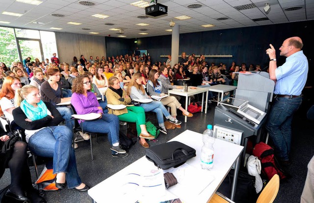 Wie wird Lernen sinnvoll organisiert? ...inem Saal besorgter Lehramtsstudenten.  | Foto: Thomas Kunz