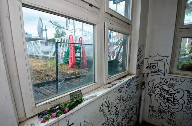 Blumen auf dem Fensterbrett sollen an die Verstorbene erinnern.   | Foto: dpa