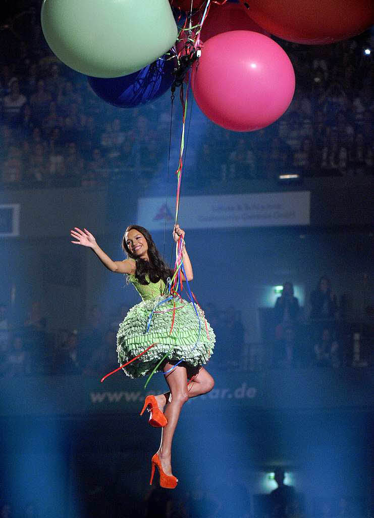 Dominique Miller, 22, schwebt an Ballons durch die Arena.