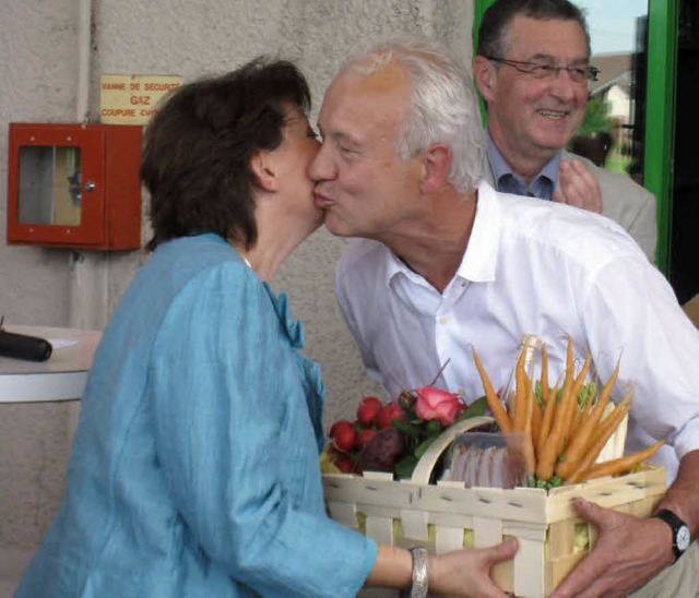 Brgermeisterstellvertreter Bernhard P...rin Fabienne Stich einen Geschenkkorb.  | Foto: Otmar Faller