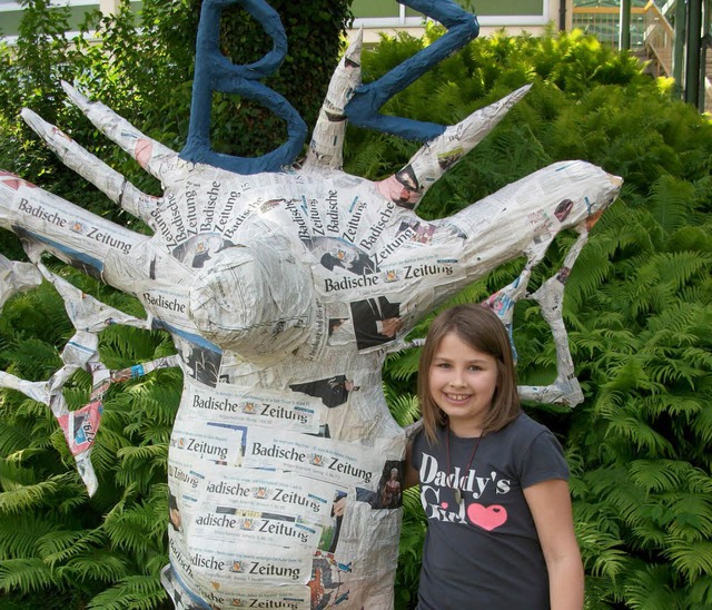 Zisch-Reporterin Lea posiert mit dem Zeitungsvogel frs Foto.   | Foto: privat