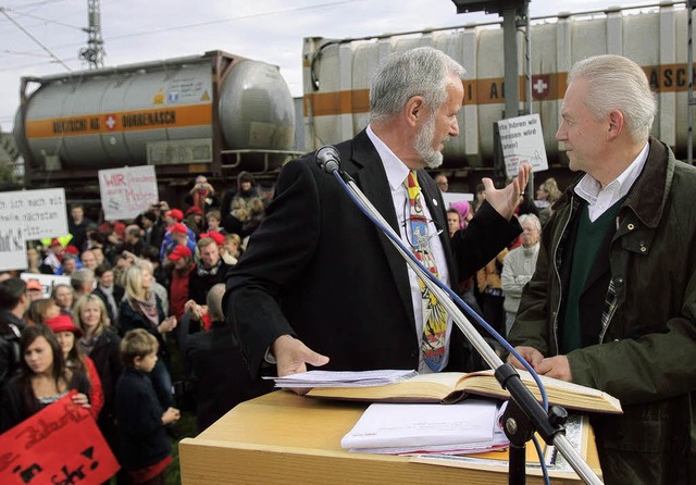 Bahnprotest:  Ernst Schilling und Bahn...er Grube vor vorbeiratterndem Gterzug  | Foto: Patrik Mller