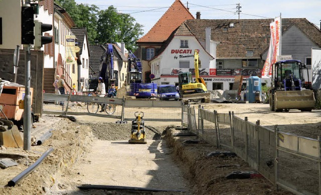 Weit vorangeschritten sind die Sanierungsarbeiten der Herbolzheimer Hauptstrae.  | Foto: Thilo Bergmann