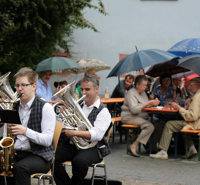 Bis der Regen zu stark wurde, harrten Musiker und Musikfreunde im Rohanhof aus.   | Foto: sandra decoux-kone