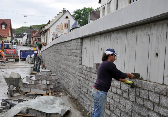 Die  neue Sttzmauer in der Ortsmitte ...vorhaben planmig abgeschlossen sein.  | Foto: kai kricheldorff