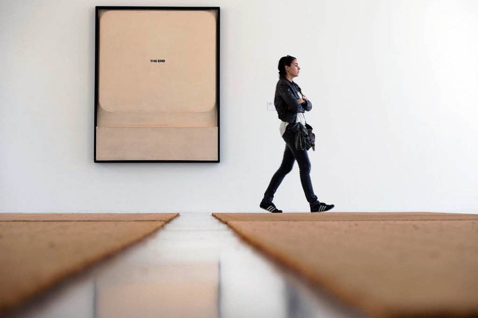 Vom italienischen Künstler Fabio Mauri gestalteter Raum mit dem Bild "Schermo - The End" (1970) und dem Objekt "Fußmatten-Ausschnitte" (2009) (Foto: dapd) Vom italienischen Künstler Fabio Mauri gestalteter Raum mit dem Bild "Schermo - The End" (1970) und dem Objekt "Fußmatten-Ausschnitte" (2009) (Foto: dapd)
