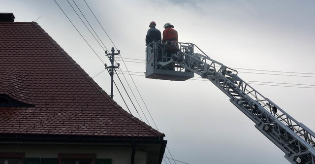Ein Blitzschlag sorgte fr Rauch aus dem Dach des Bachheimer Pfarrheims.   | Foto: Karla Scherer