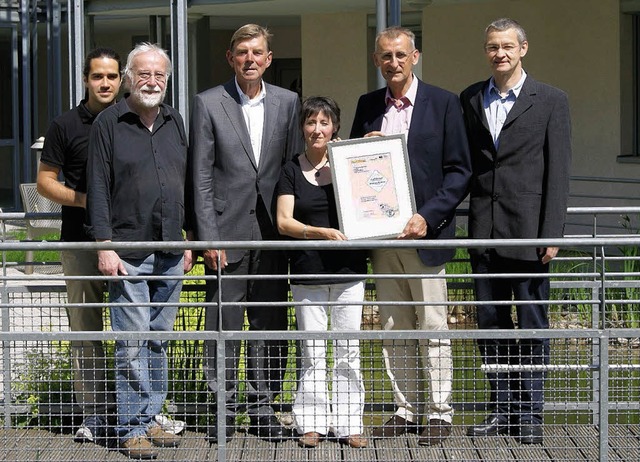 Steffen und Wolfgang Schell, Ulrich He...ardt (von links) mit dem Gtesiegel.    | Foto: Mller