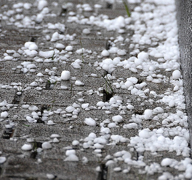 Der Hagel frbte ganze Straenzge wei.     | Foto: Senf