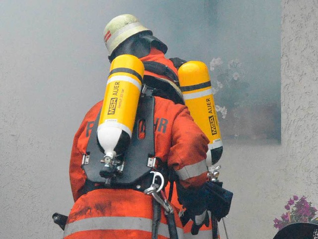 Mit Atemschutz ausgerstet gingen die Feuerwehrmnner gegen den Brand vor.  | Foto: Ralf Staub