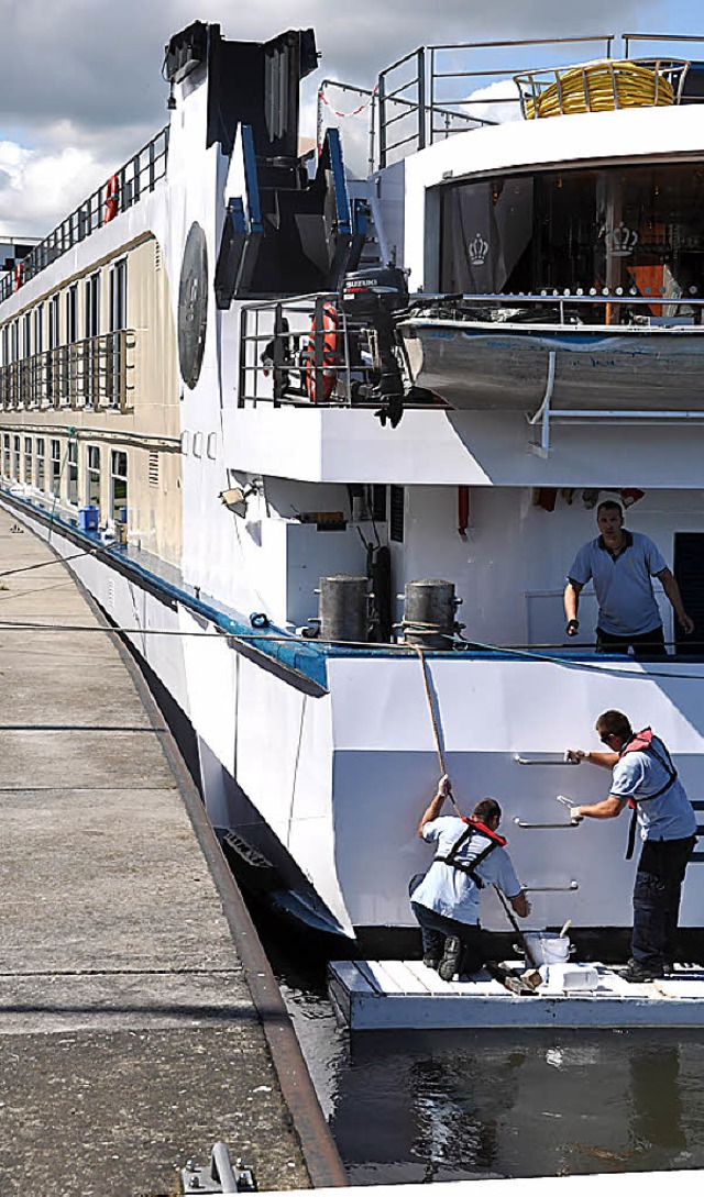 Whrend die Besatzung das Schiff auf Vordermann bringt,<ppp></ppp>  | Foto: Daniel Gramespacher