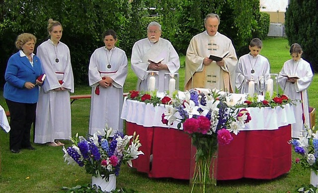 Idyllischer Gottesdienst: Im Grnen fe... am Donnerstag das Fronleichnamsfest.   | Foto: Privat