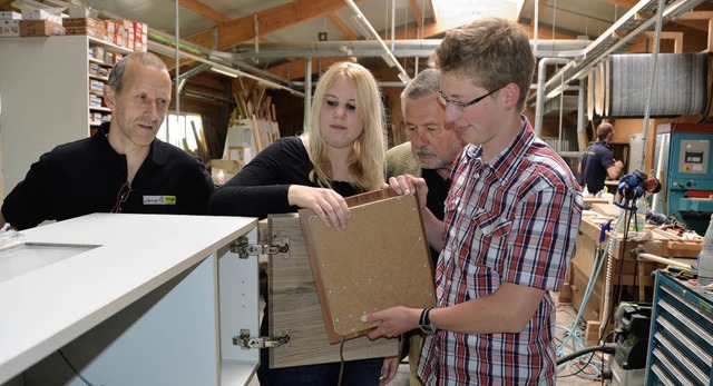 In der Holzplatte steckt der Lautsprec...rsuchen,  in den Schrank einzusetzen.   | Foto: Babeck-Reinsch