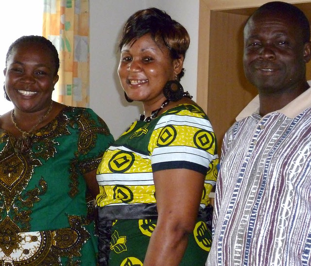 Der Besuch aus Kenia: Joan Gadi Mulind...ks), Aurelia Kubando und  Laben Okalo   | Foto: Gabrieole Rasenberger