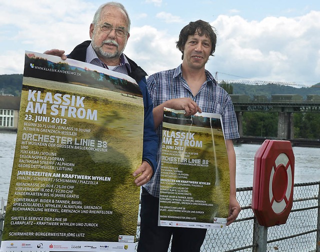 Helmut Bauckner (links) und Peter Webe...sche entworfenen Plakate am Kraftwerk.  | Foto: Ralf H. Dorweiler