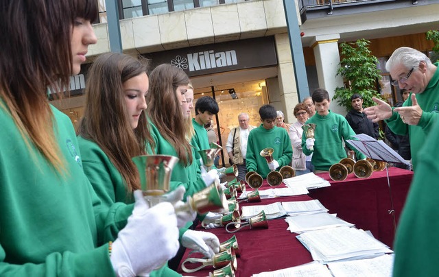 Dereck Jackson (rechts) dirigiert die Bishops&#8217; Handbell Ringers.   | Foto: Barbara Ruda