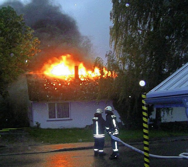 In Flammen stand am Donnerstagabend da... Maier am Sportplatzweg in Niederhof.   | Foto: Polizei