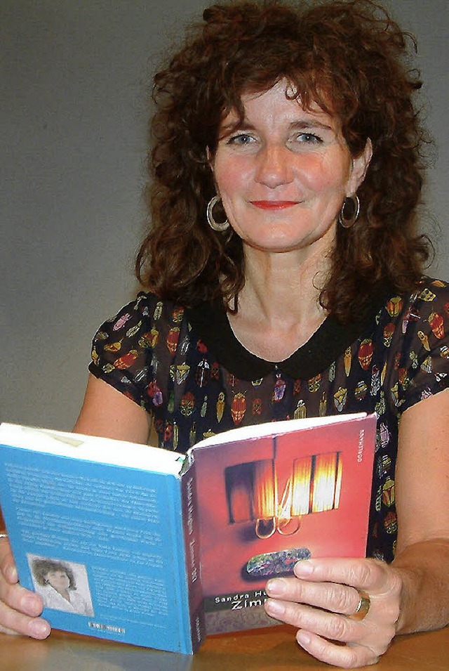 Sandra Hughes liest aus ihrem  Roman &#8222;Zimmer 307&#8220; vor.   | Foto: R. Frey