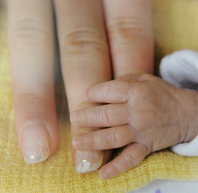 Ein Frhchen mit seiner Mutter   | Foto: DPA