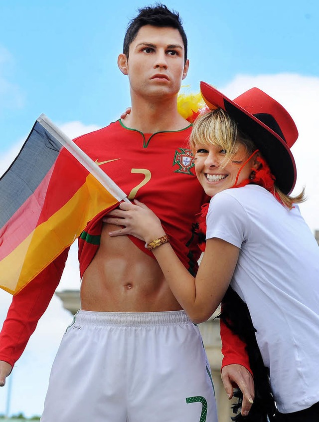 Leider nur eine Attrappe: Ein deutscher Fan liebkost Cristiano Ronaldo.   | Foto: DPA