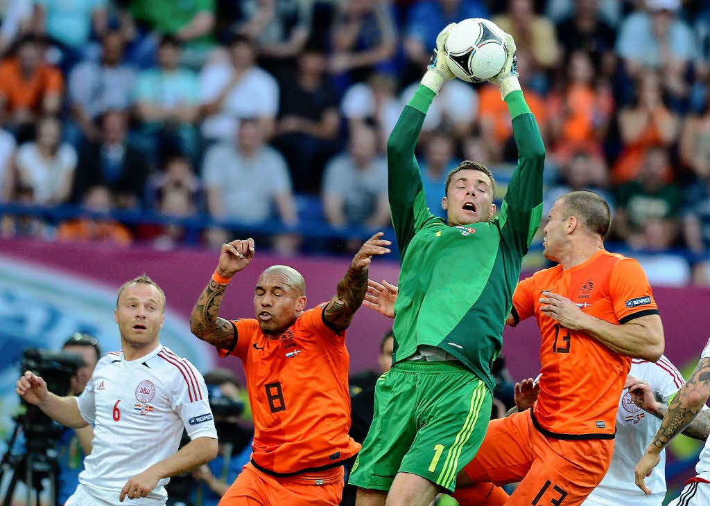 Dnemarks Torwart Stephan Andersen fngt den Ball zwischen Niederlandes Nigel de Jong und Ron Vlaar ab.